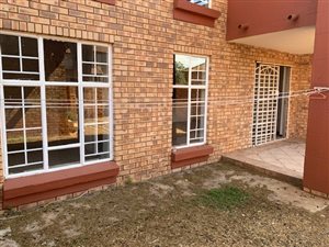 2 Bed Townhouse in Die Hoewes