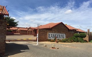 2 Bedroom Townhouse in Rooihuiskraal