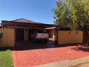 3 Bed House in Golf View
