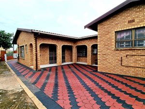 3 Bed House in Longcroft
