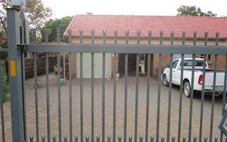 4 Bedroom House in Universitas
