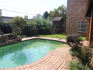 5 Bed House in Hurlingham Manor