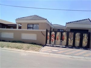 4 Bed House in Roodekop