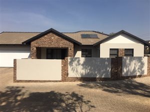 3 Bed Townhouse in Ruimsig