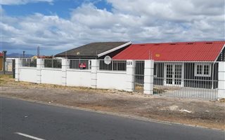 5 Bedroom House in Pelikan Park