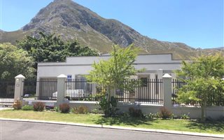 5 Bedroom House in Voelklip