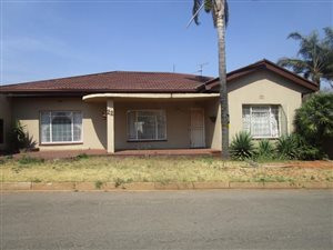 3 Bed House in Roodepoort North