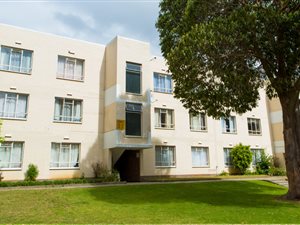 2 Bedroom Flat in Wynberg