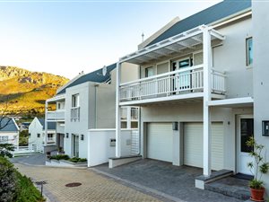 3 Bed Townhouse in Steenberg