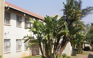 2 Bedroom Simplex in Die Hoewes