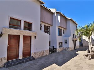 4 Bed Apartment in Signal Hill