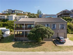 6 Bed House in Brenton on Sea