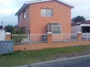 4 Bedroom House in Grassy Park