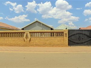 3 Bed House in Protea Glen