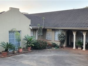 4 Bed House in Hayfields