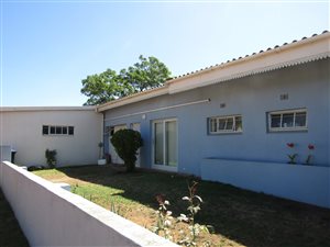 6 Bed House in Hankey