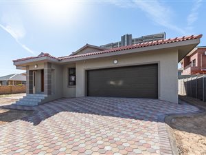 3 Bed House in Diaz Beach