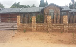 3 Bedroom House in Heuweloord