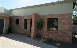 3 Bedroom House in Universitas