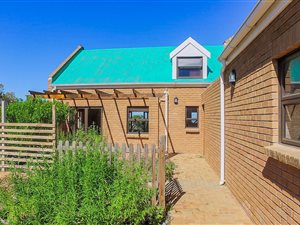 3 Bed House in Grotto Bay