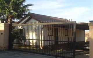 2 Bedroom House in Olievenhoutbosch