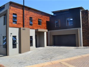 6 Bed House in Copperleaf Golf and Country Estate