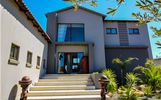 4 Bedroom House in Woodland Hills