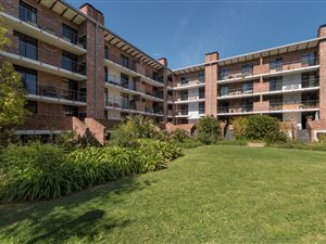 2 Bed Apartment in Onder Papegaaiberg