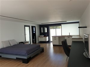 Bachelor apartment in Parktown North