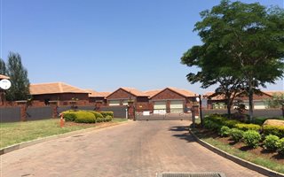 2 Bedroom Townhouse in Mooikloof Ridge
