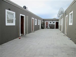9 Bed House in Malibu Village