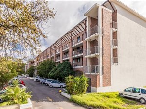 2 Bed Apartment in Onder Papegaaiberg