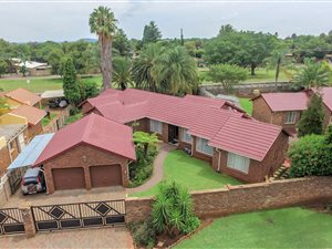 4 Bed House in Rooihuiskraal North