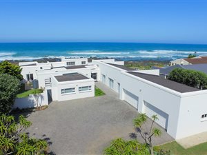 5 Bed House in Kini Bay