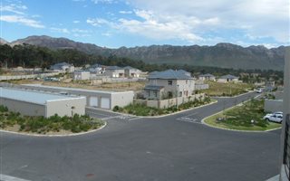 2 Bedroom Apartment in Somerset West Central