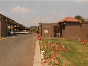 2 Bed Flat in Roodepoort West