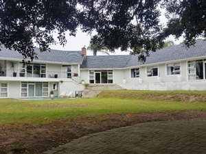 6 Bed House in Weybridge Park