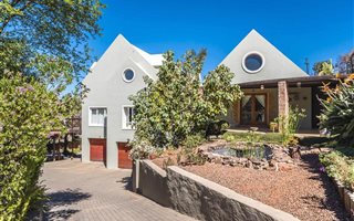 4 Bedroom House in Helderkruin
