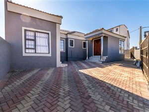 4 Bed House in Fleurhof