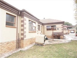 5 Bed House in Bramley View