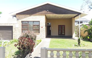 3 Bedroom House in Rondebosch East