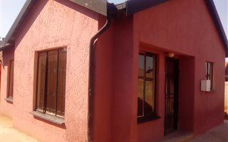 2 Bedroom House in Clayville