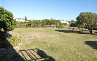 933 m² Land available in Pearly Beach