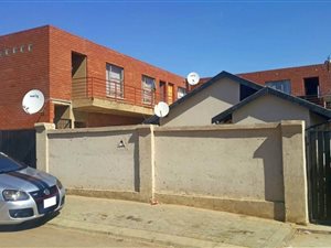 14 Bed House in Ebony Park