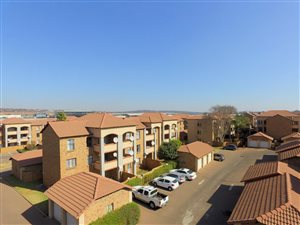2 Bed Apartment in Die Hoewes