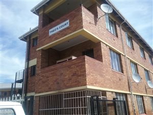 2 Bed Flat in Roodepoort Central