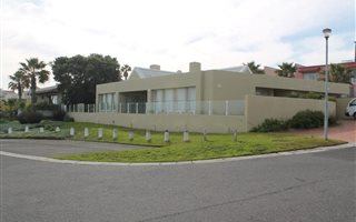 4 Bedroom House in Van Riebeeckstrand