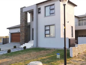 4 Bed Cluster in Blue Valley Golf Estate