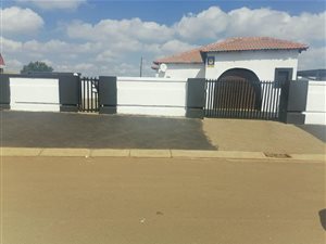 4 Bed House in Golden Gardens