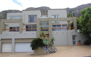 6 Bedroom House in Hermanus Heights